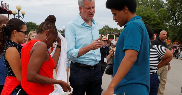 Foto: El alcalde de Nueva York, Bill de Blasio, departiendo con unos jóvenes. (Reuters)