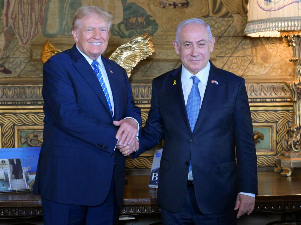 Foto: El candidato republicano y expresidente, Donald Trump, estrechando las manos con el primer ministro israelí, Benjamín Netanyahu. (EFE) 