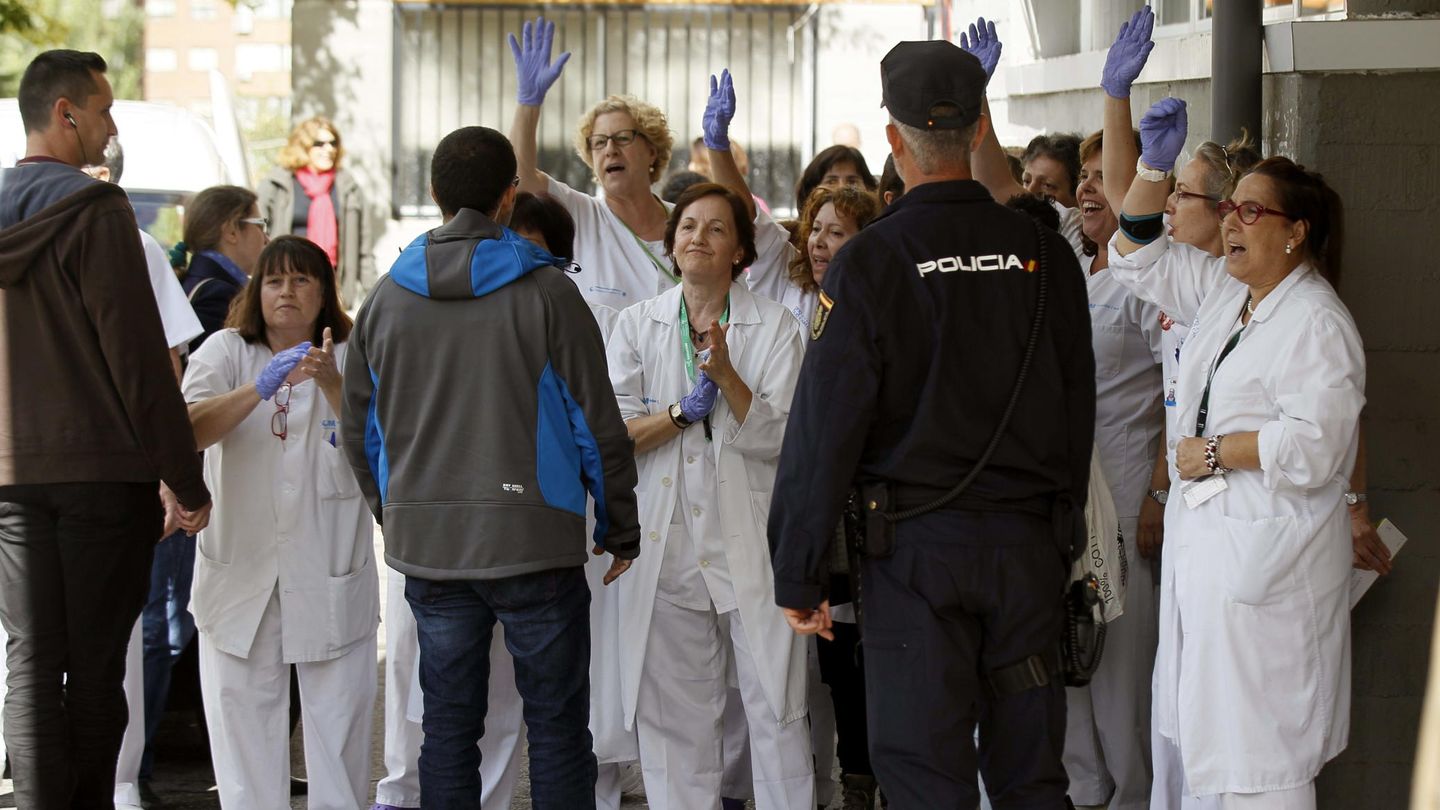 Protesta a las puertas del Hospital Carlos III