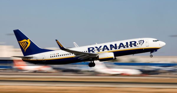 Foto: Un avión de Ryanair, en el momento de despegar del aeropuerto de Palma de Mallorca (Reuters/Paul Hanna)