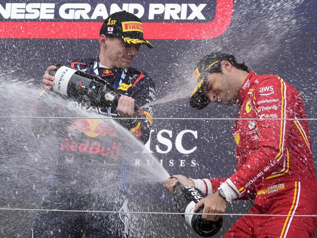 Foto: Carlos Sainz, en el podio del GP de Japón. (EFE/Franck Robichon)