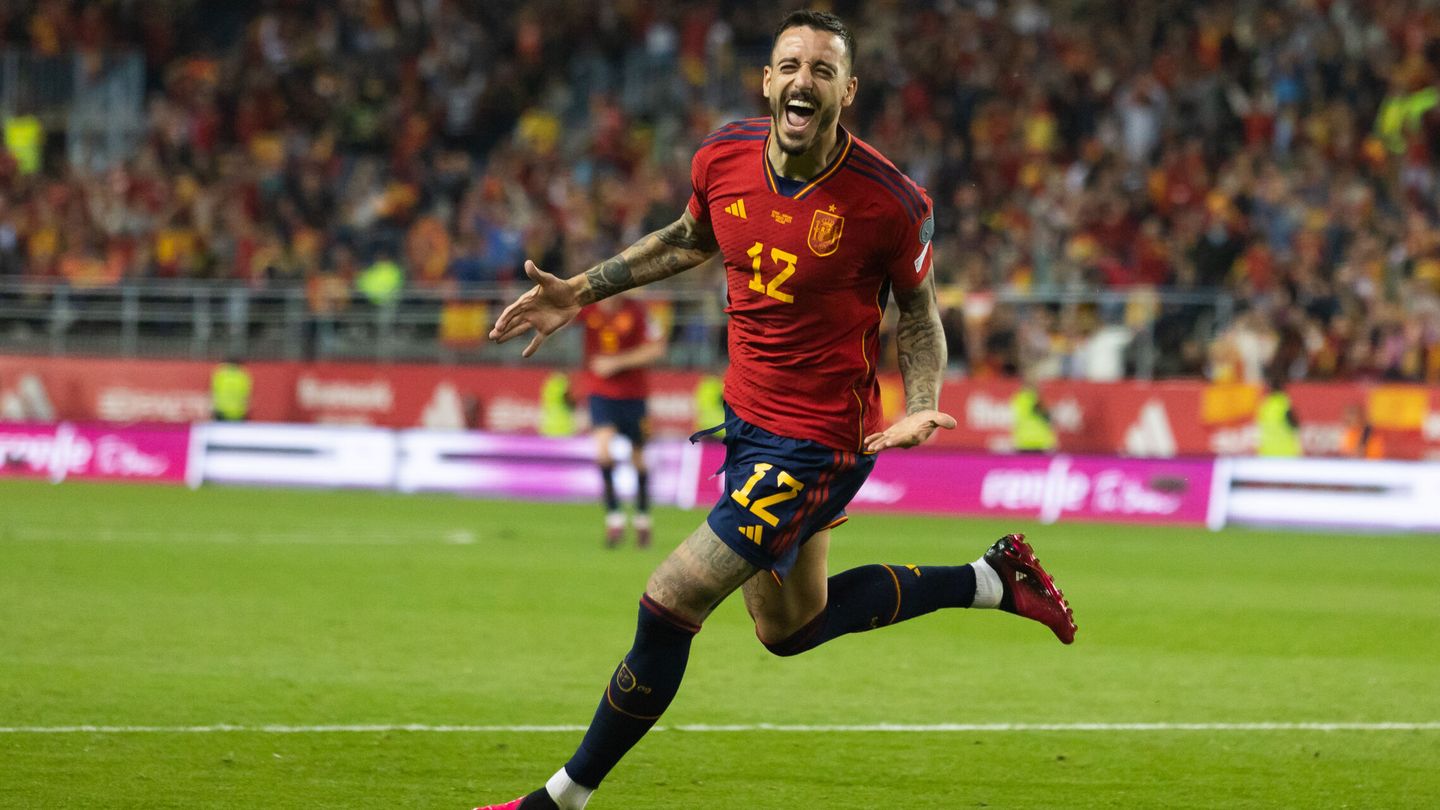 Joselu celebra un gol en el partido entre España y Noruega. (EFE/Carlos Díaz)