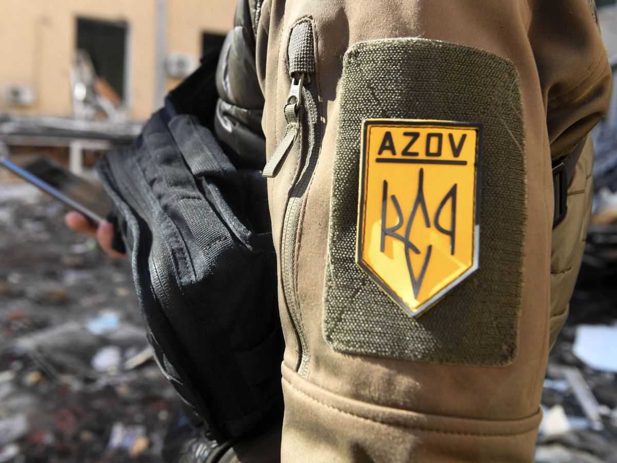 Foto: Un miembro del regimiento de Azov en Járkov, Ucrania. (EFE/Andrzej Lange)