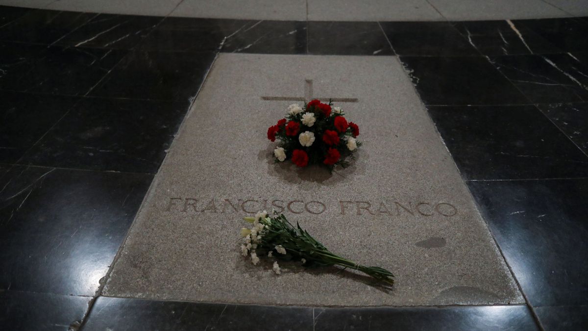 Franco ya tiene una tumba, austera y sin símbolos, con su nombre en El Pardo