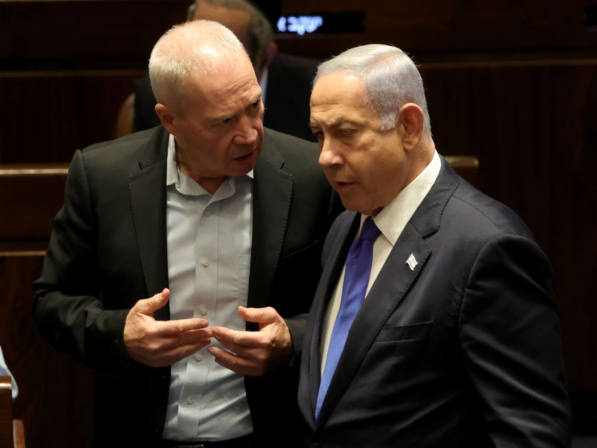 Foto: El primer ministro israelí, Benjamin Netanyahu (d), y el ministro de Defensa, Yoav Gallant. (EFE/Abir Sultan)