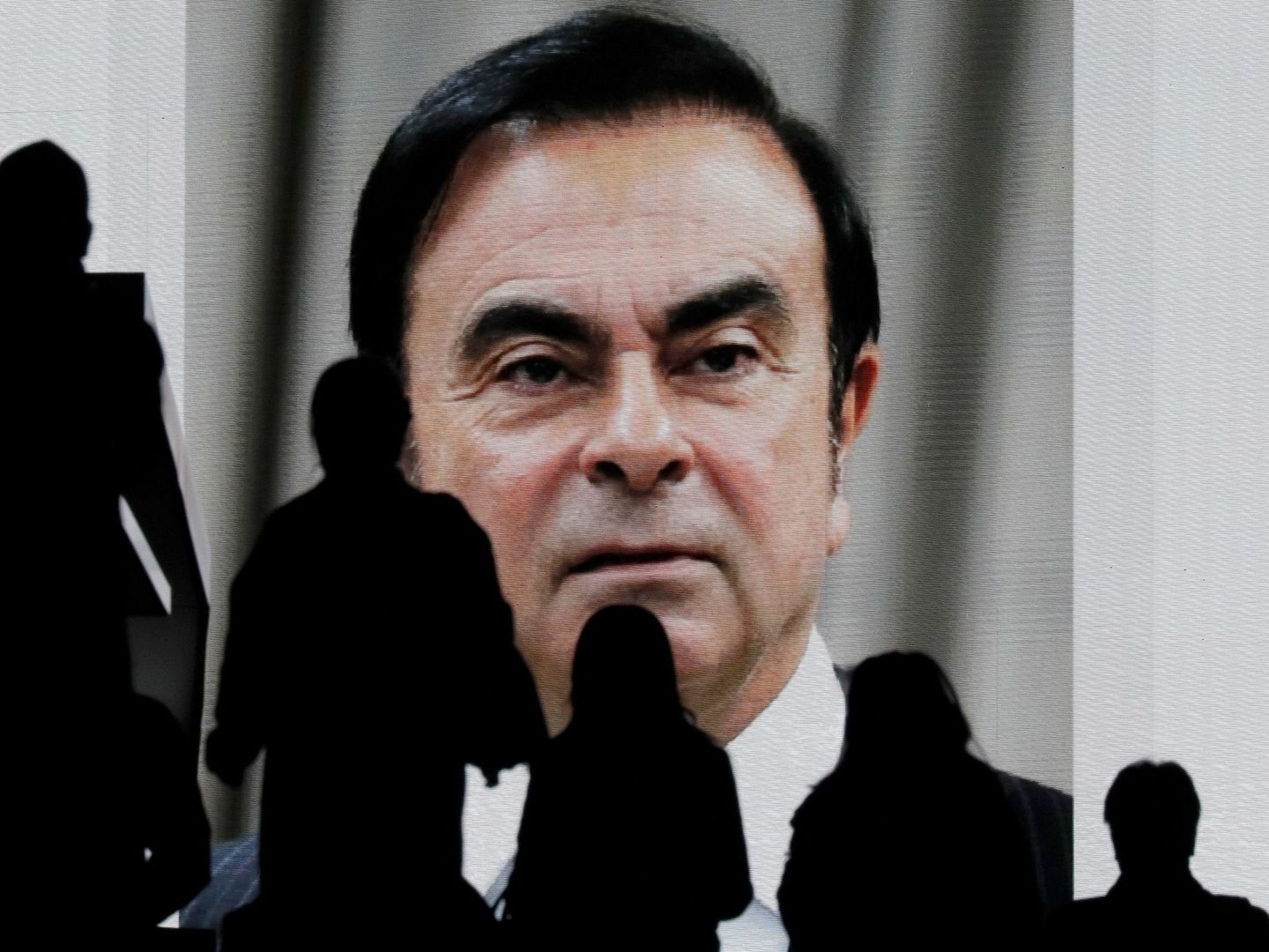 KMA19. TOKIO (JAPÓN), 08 01 2019.- Peatones observan una pantalla que muestra una pieza informativa sobre el expresidente de Nissan Carlos Ghosn con motivo de su primera comparecencia ante el juez en Tokio (Japón) hoy, 8 de enero de 2019. Ghosn rec