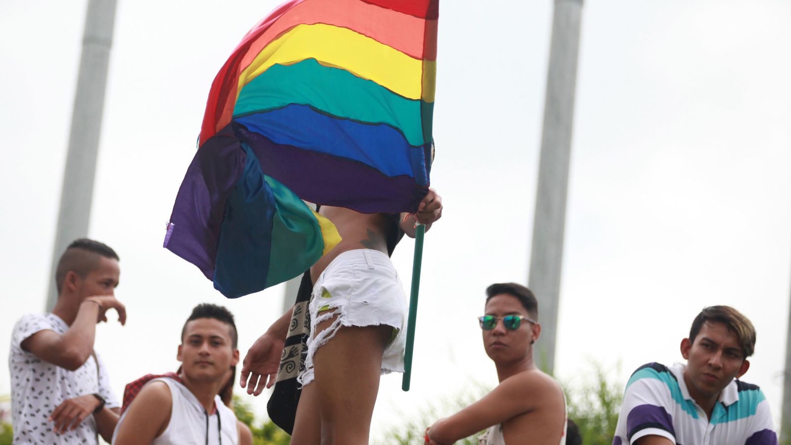 Foto: Un hombre agita una bandera en la Marcha del Orgullo Gay. (EFE)