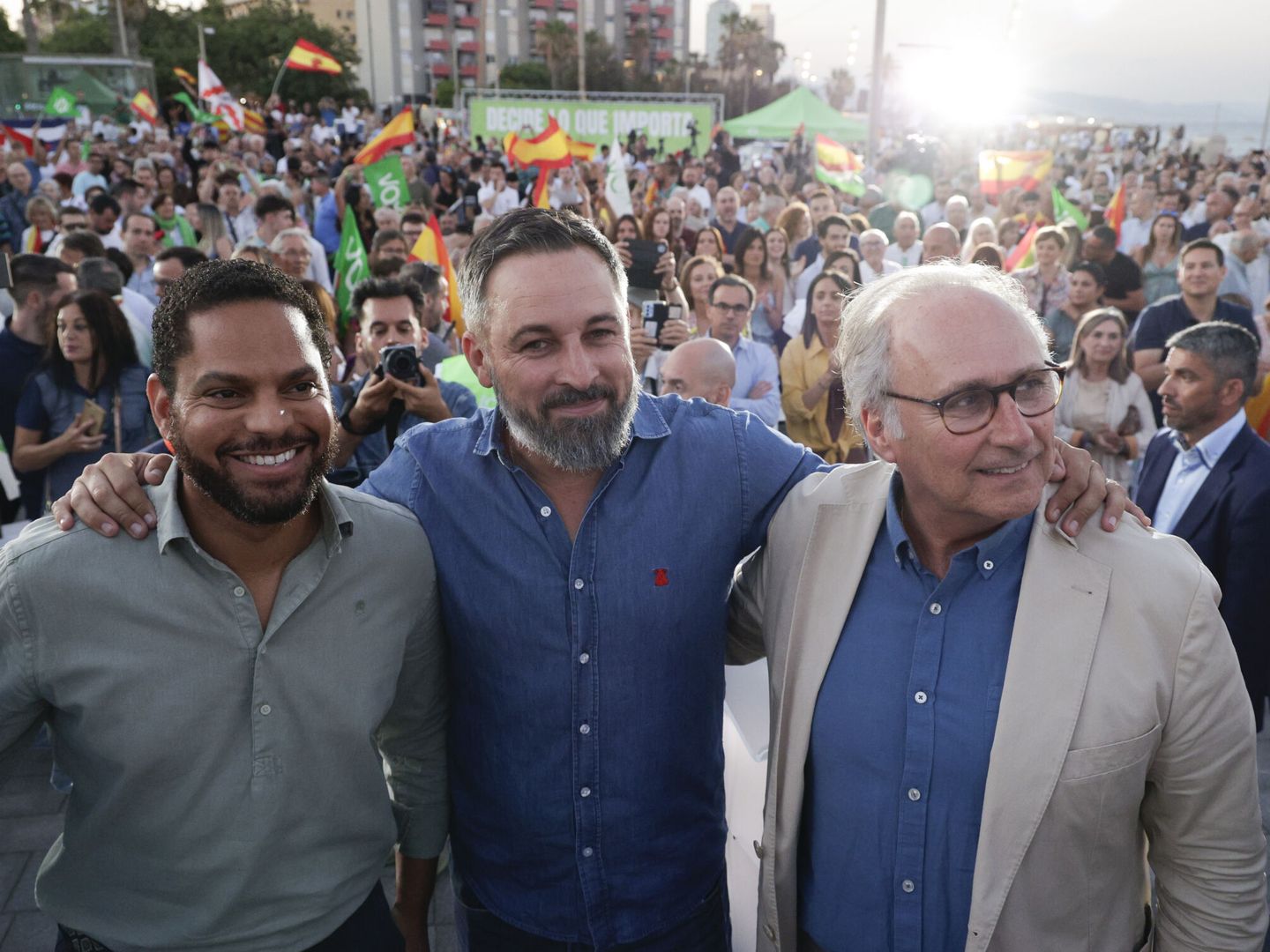 El presidente de Vox, Santiago Abascal, acompañado por el secretario general, Ignacio Garriga y el diputado, Juanjo Aizcorbe. (EFE/Quique García) 