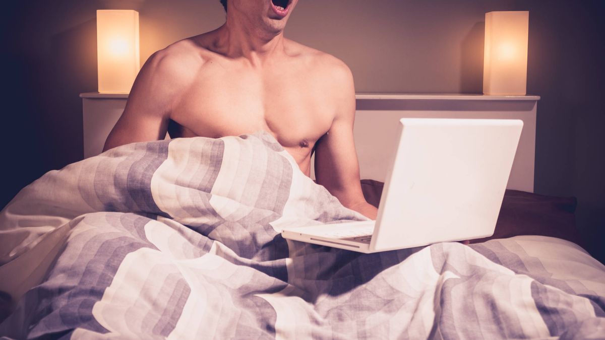 "Me pillaron viendo porno":  las peores experiencias masculinas