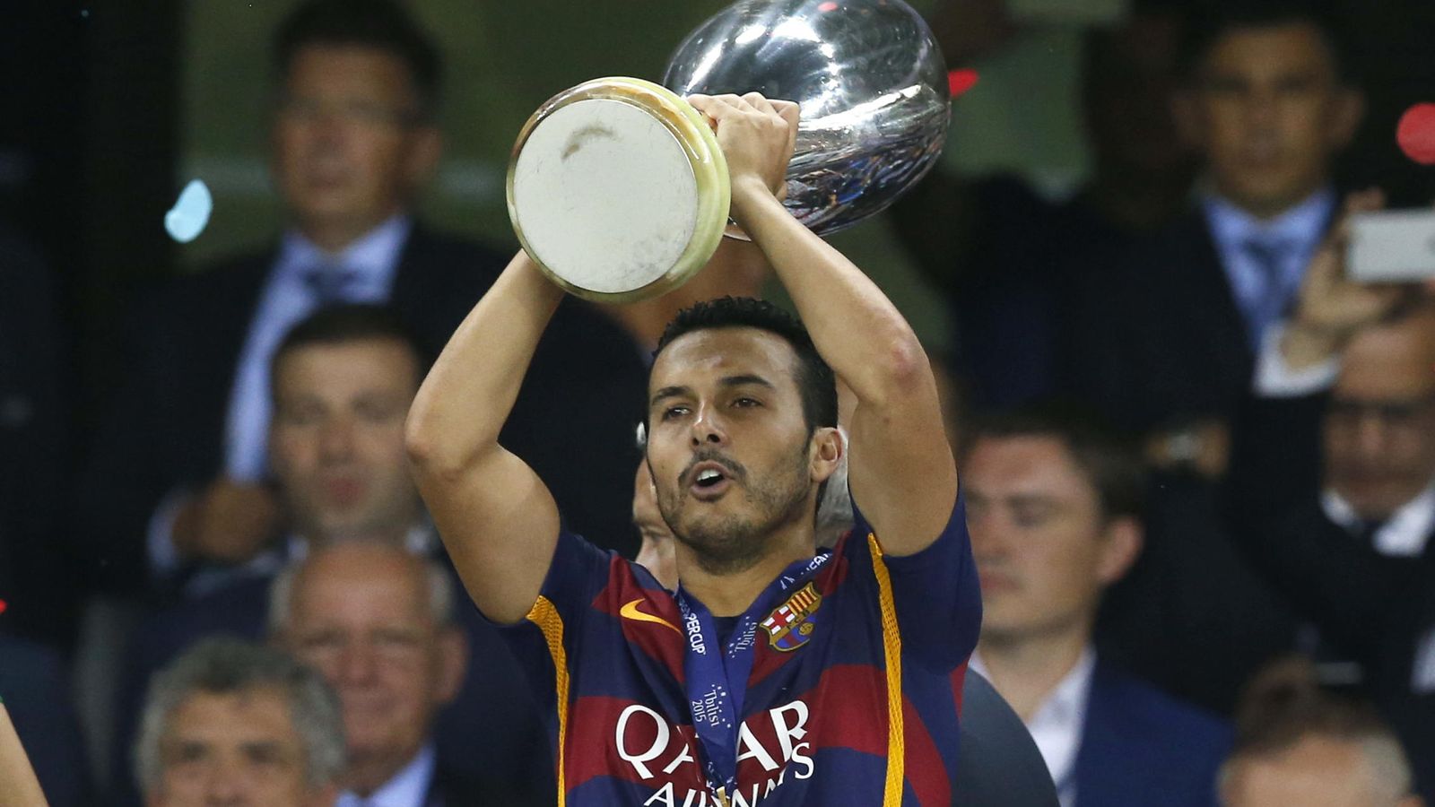 Foto: Pedro con el trofeo que acredita al Barcelona como nuevo campeón de la Supercopa de Europa (EFE)