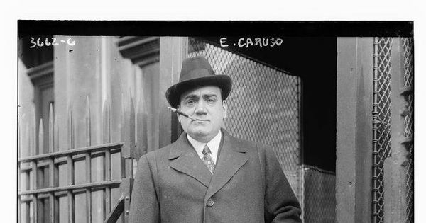 Foto: Enrico Caruso, en la entrada de la Ópera del Met, Nueva York. (Library of Congress, 1915)