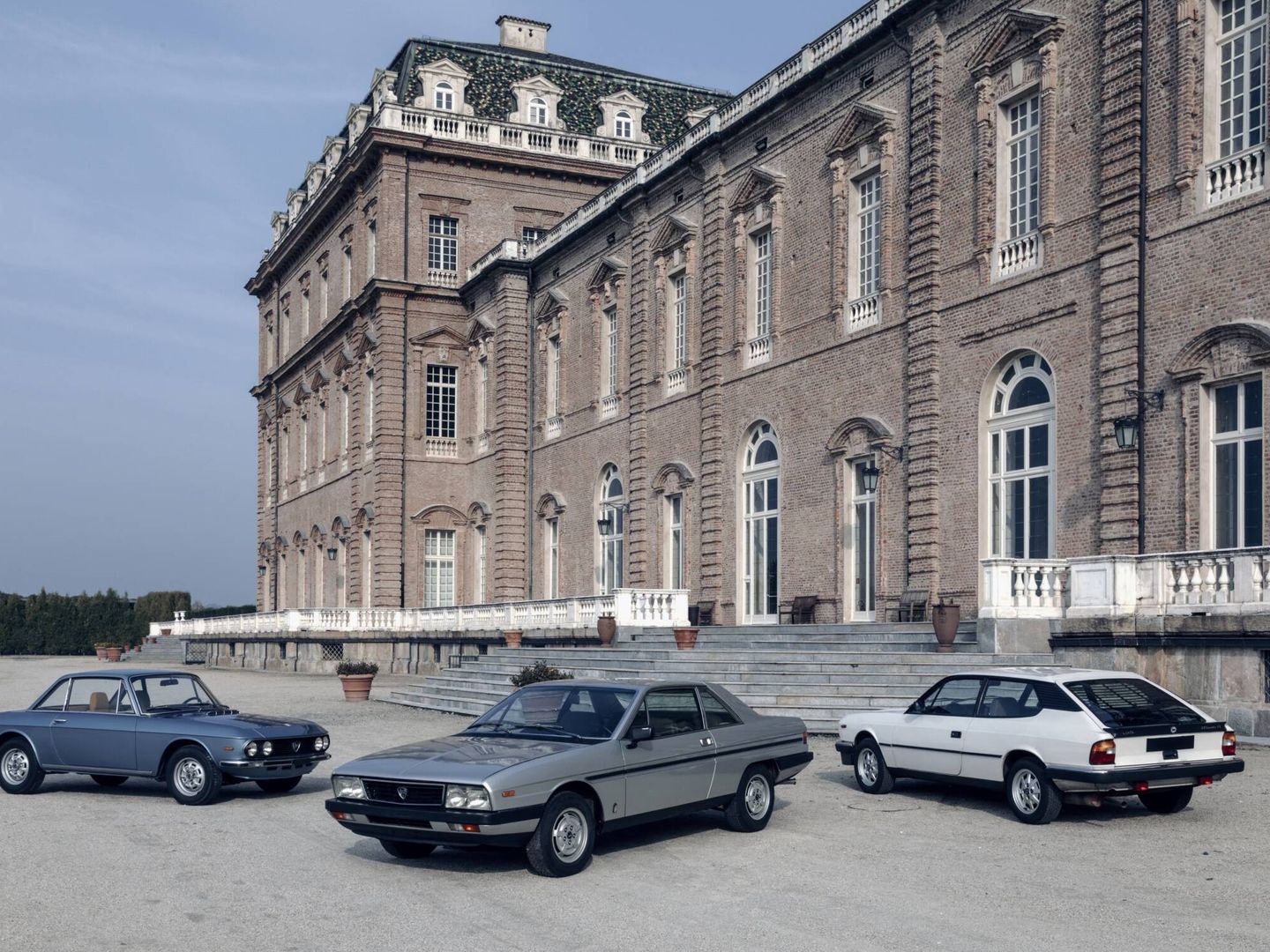 Los Lancia Fulvia, Gamma y Beta, frente al Palacio de Venaria Reale, cerca de Turín.