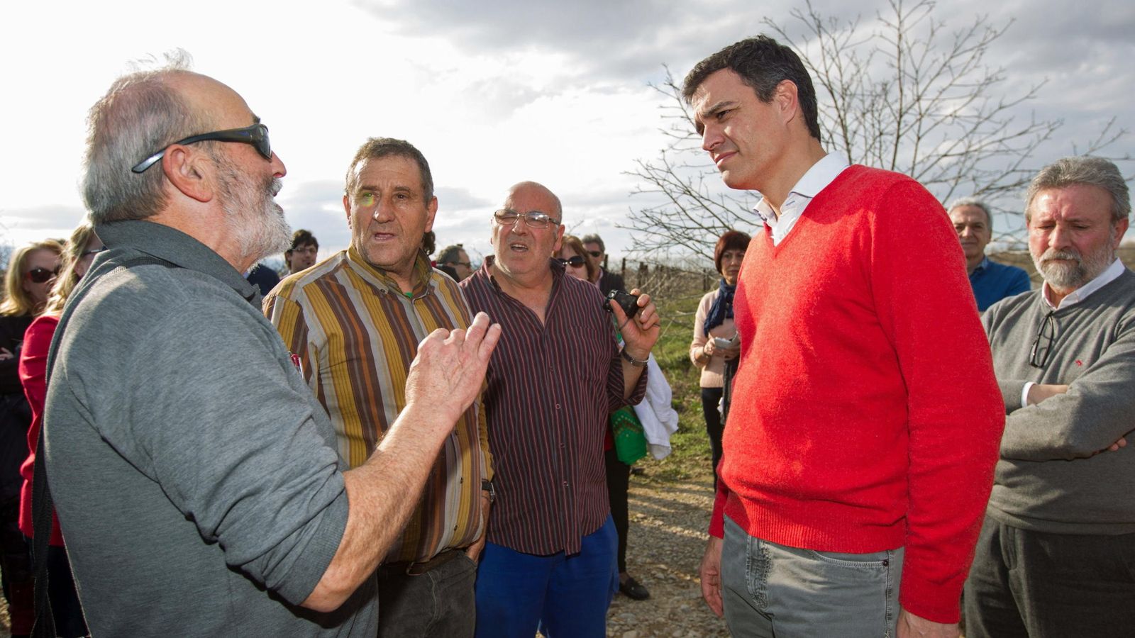 Foto: Uno grupo de agricultores habla con el presidente del Gobierno en funciones, Pedro Sánchez (secretario general de PSOE en el momento de la foto). (EFE)