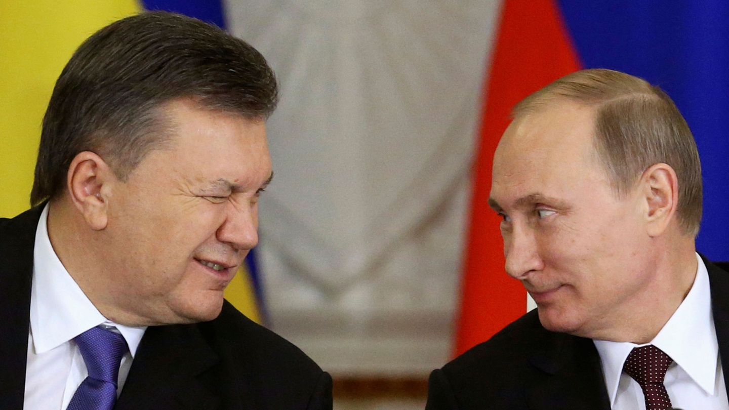 Viktor Yanukóvich, junto a Putin, en una imagen de archivo. (Reuters/Sergei Karpukhin)