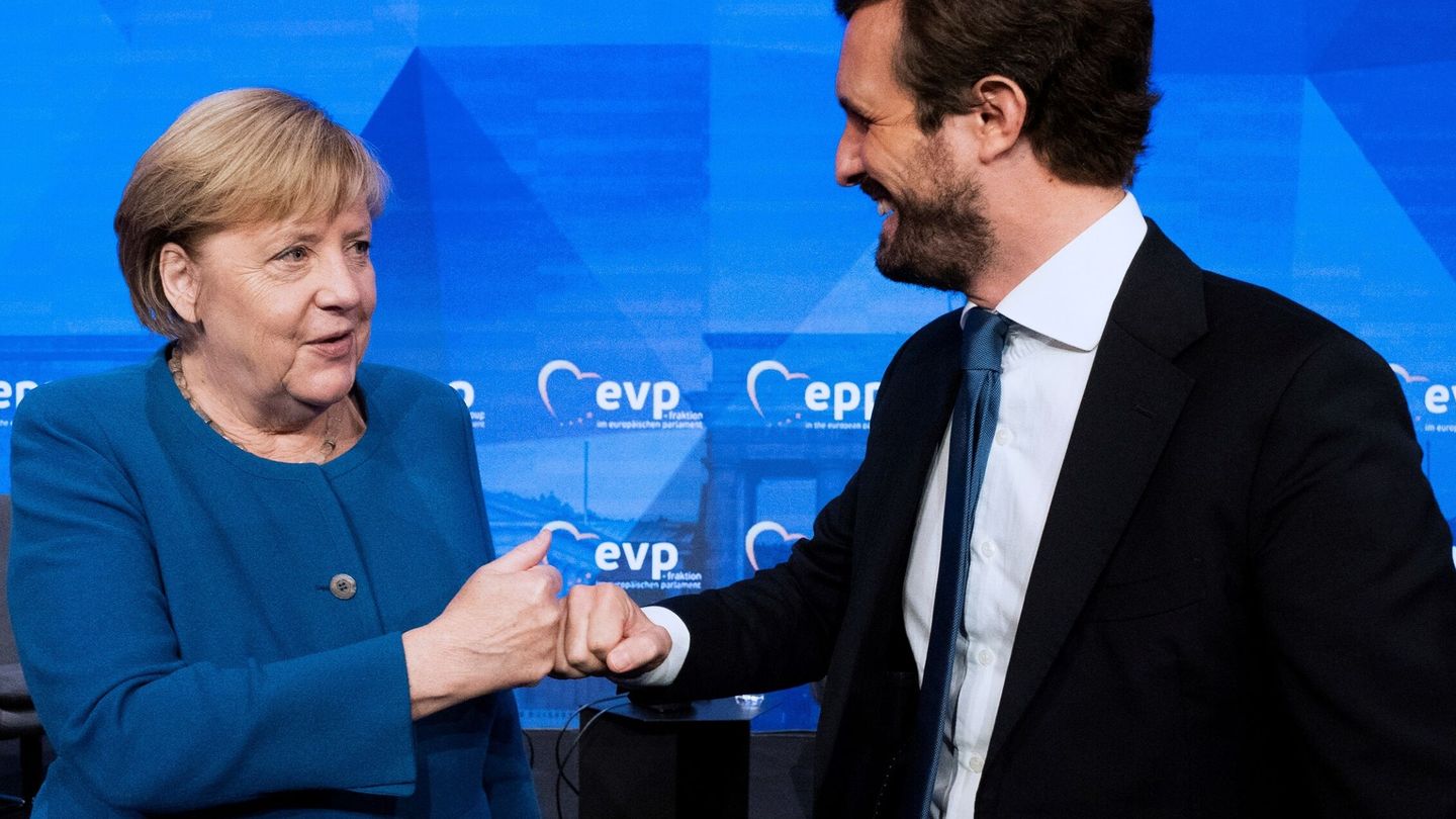 El líder del Partido Popular, Pablo Casado saluda a la canciller alemana, Angela Merkel. (EFE)