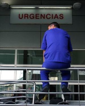A Güemes se le acumulan los problemas con la huelga de los médicos de Atención Primaria