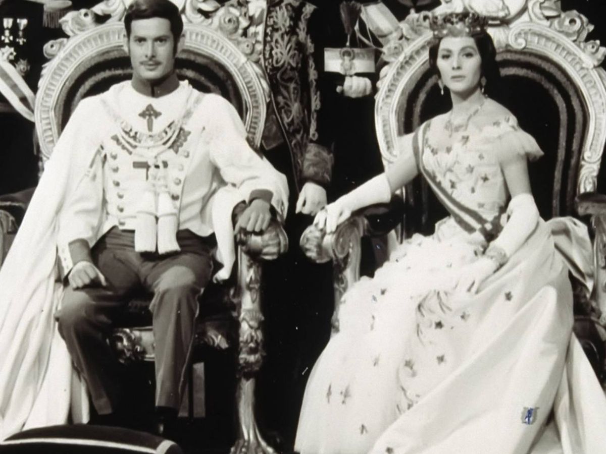 Foto: Alfonso XII y María de las Mercedes, en la piel de Vicente Parra y Paquita Rico, en la película '¿Dónde vas Alfonso XII?' de 1952. (Pecsa Films)