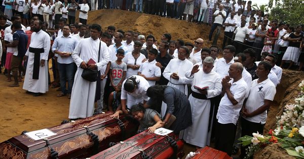 Foto: Varias personas entierran a los fallecidos en la cadena de atentados en Sri Lanka. (EFE)