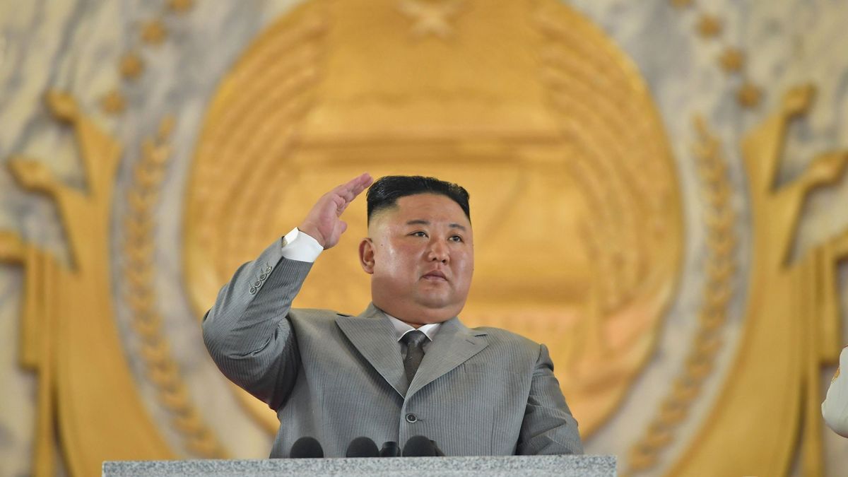 Kim Jong-un recupera el tono conciliador, pero exhibe músculo militar