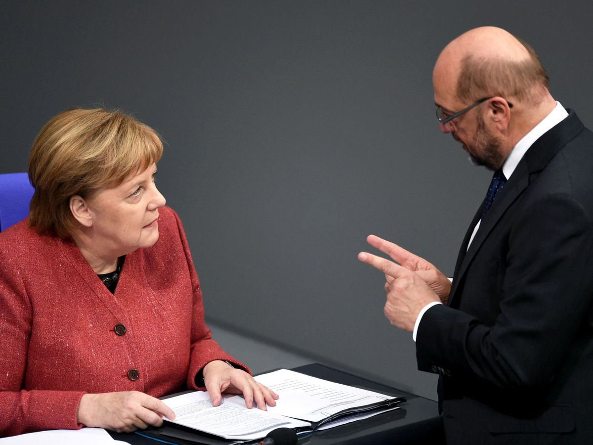 Foto: Angela Merkel habla con Martin Schulz (Reuters)