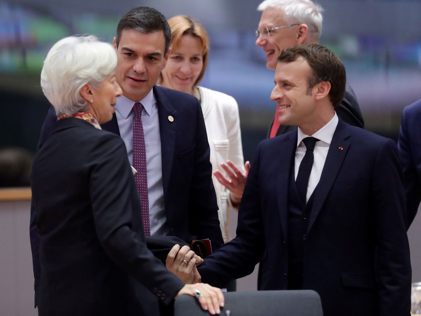 Sánchez charla con Christine Lagarde (izquierda), presidenta del BCE, y con su homólogo francés, Emmanuel Macron (derecha). (Reuters)