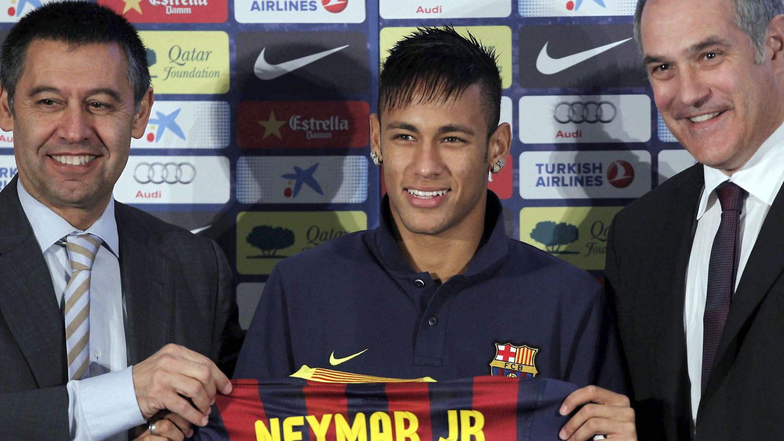 Foto: Neymar (c), el día de su presentación con el FC Barcelona. (EFE)