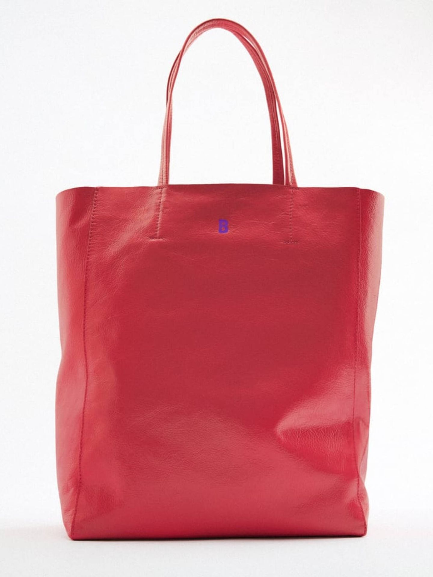 El bolso en color rojo fresa es de lo más alegre. (Cortesía)