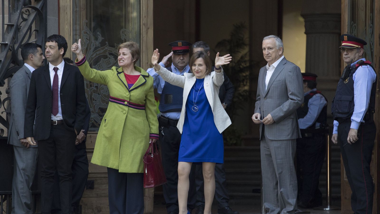 Foto: La presidenta del Parlament, Carme Forcadell (d), y la secretaria de la Mesa Anna Simó (i), saludan a los simpatizantes que se han congregado en la puerta este lunes. (EFE)