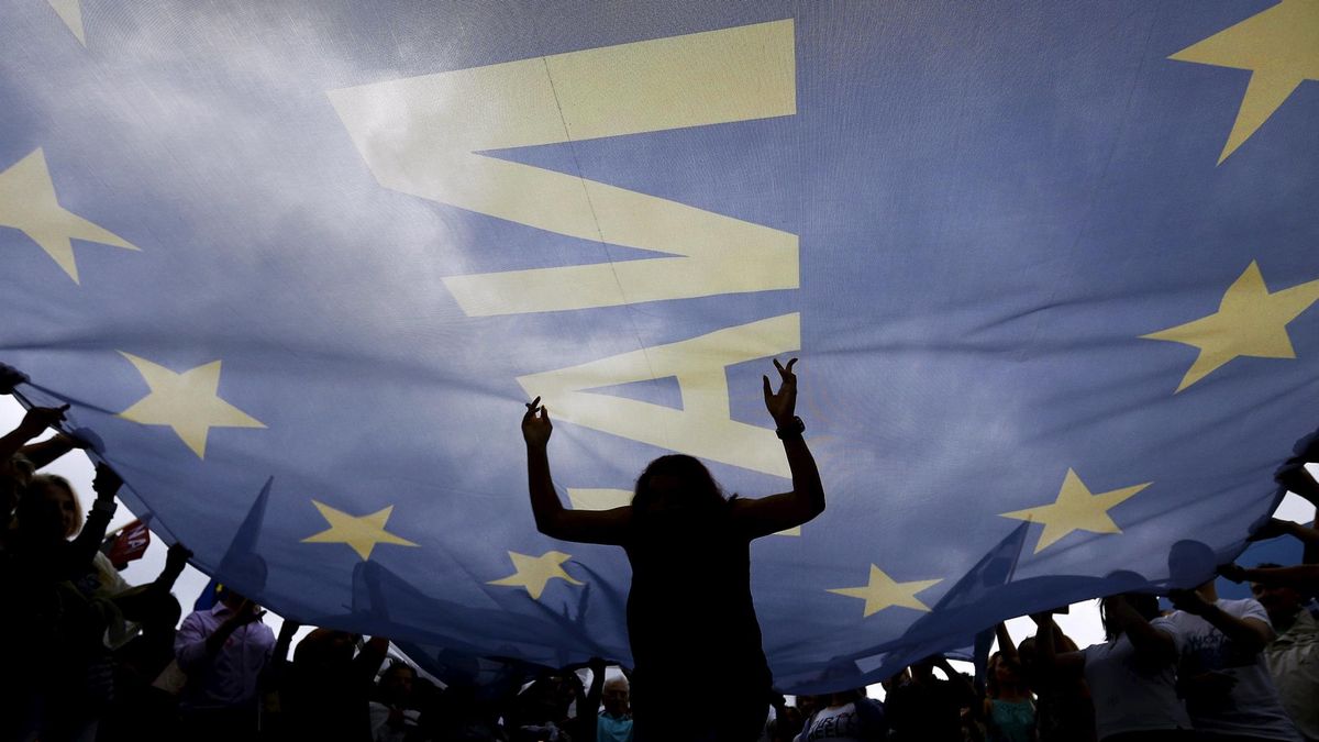 Grecia acepta otro duro plan de ajuste a cambio de ganar tiempo y dinero