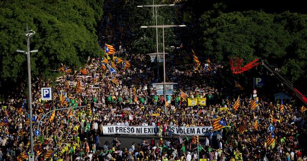 Foto: Manifestación organizada por ANC, Òmnium Cultural y la Asociación Catalana de Derechos Civiles (ACDC) que, bajo el lema 'Ni prisión ni exilio, os queremos en casa', en julio. (EFE)