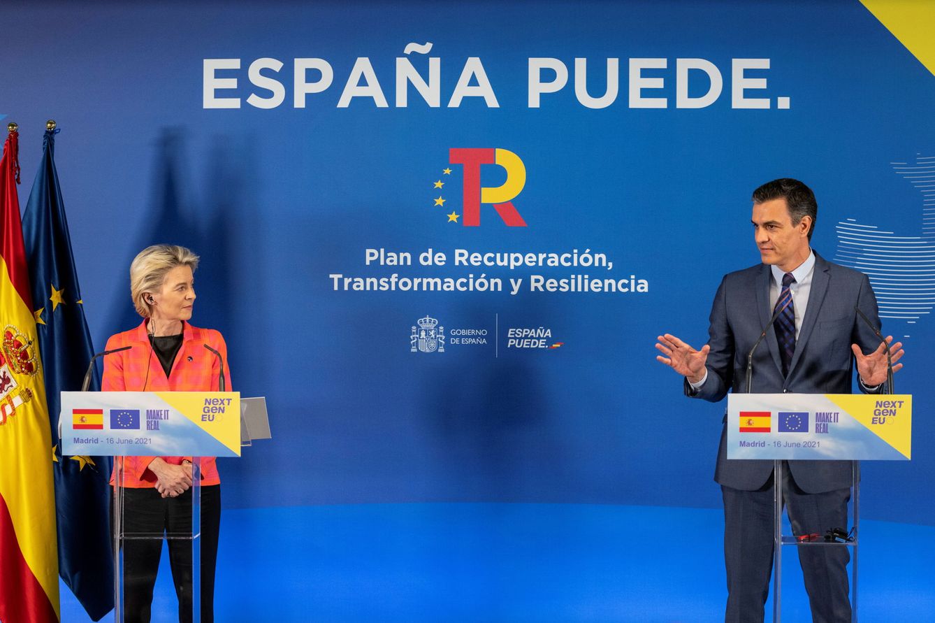 Pedro Sánchez, junto a la presidenta de la CE, Ursula Von der Leyen. (Reuters)