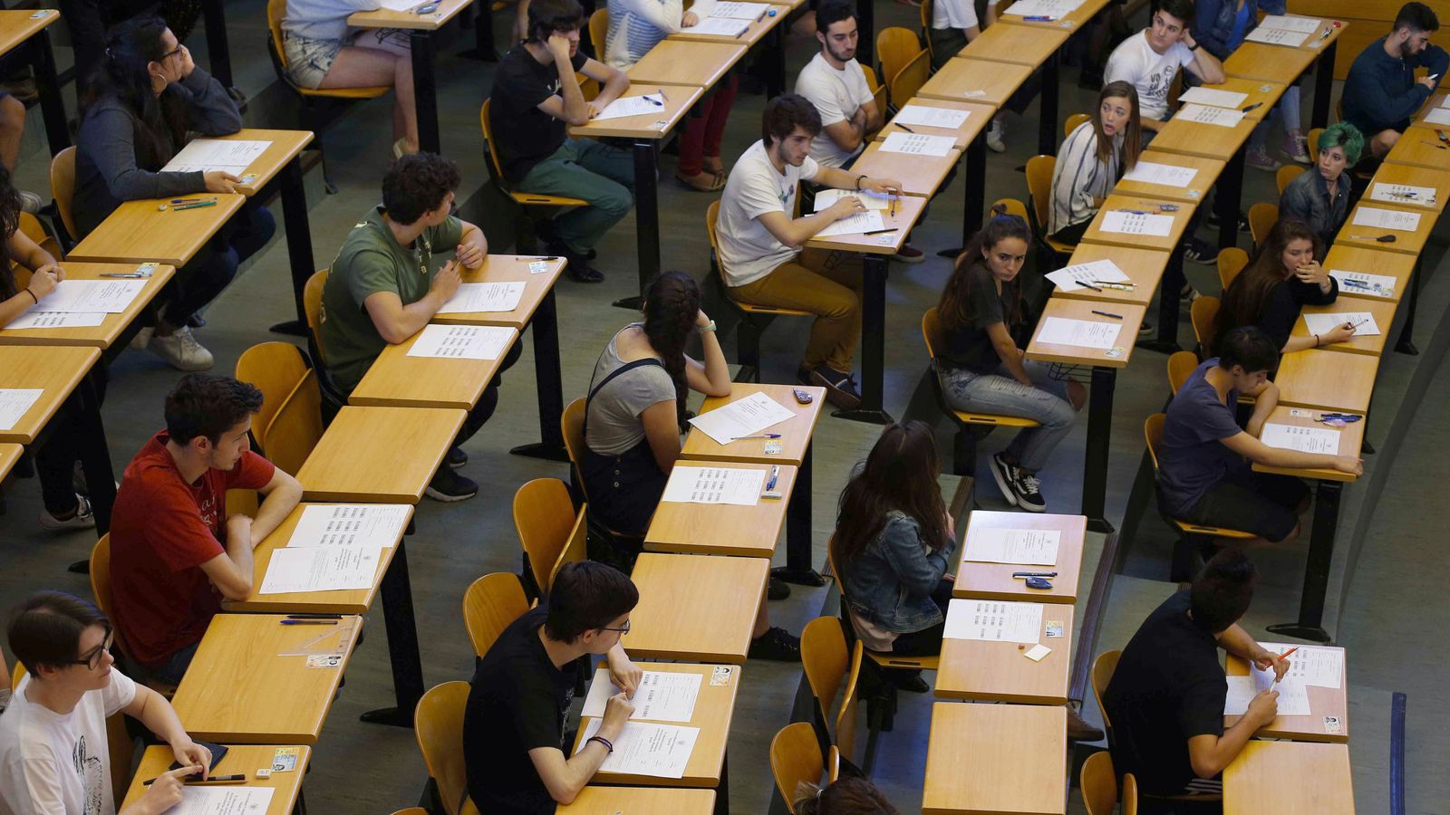Foto: Estudiantes, antes de comenzar un examen. (EFE)