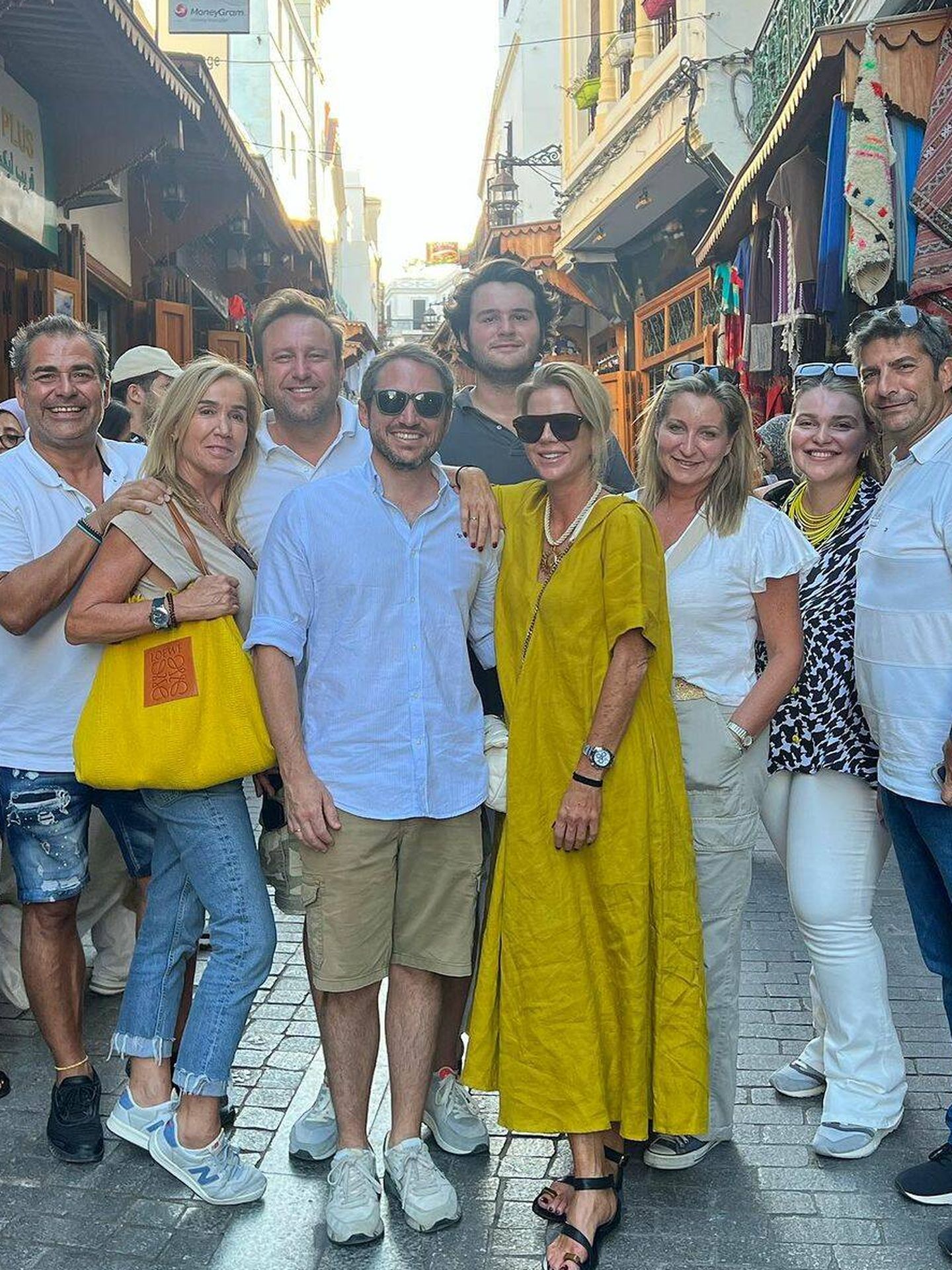 Amelia Bono, Manuel Martos y Sofía Bono junto a un grupo de amigos en lo que parece ser las calles de Tánger, en la costa de Marruecos. (Instagram/@ameliabono)