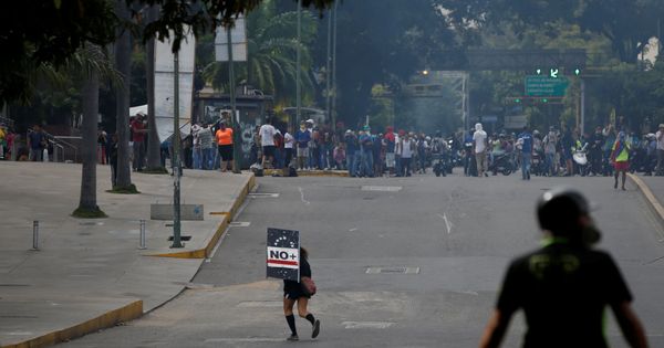 Foto: Disidentes en manifestación contra Maduro se enfrentan a las fuerzas de seguridad estatales en Caracas, 9 de julio. (REUTERS)