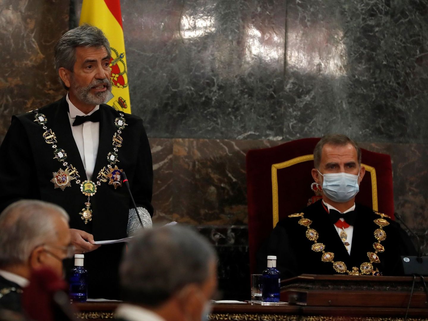 El presidente del Consejo General del Poder Judicial (CGPJ), Carlos Lesmes (i), interviene en presencia del rey Felipe VI. (EFE)
