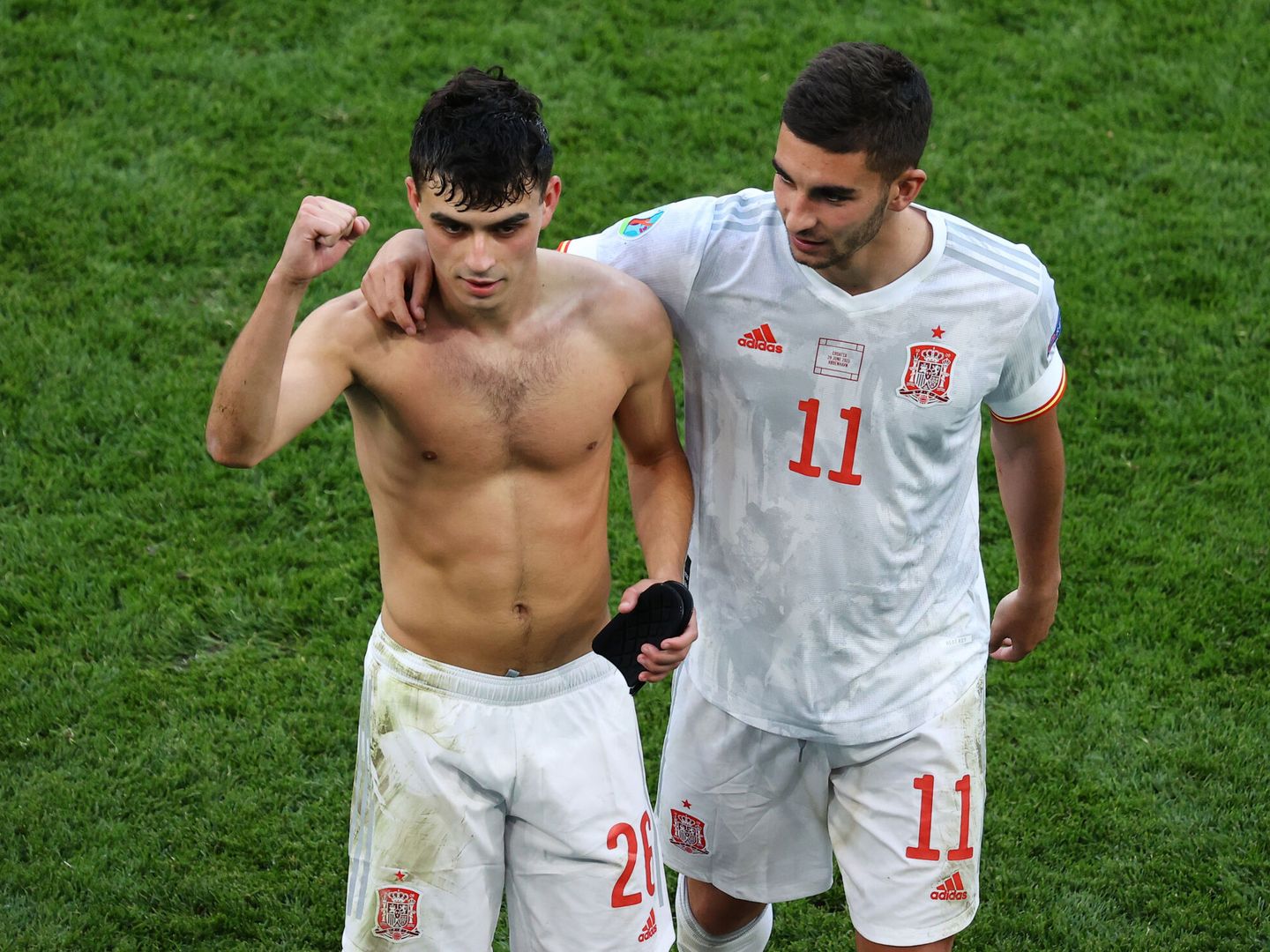 Pedri levanta el brazo junto a Ferran Torres para celebrar la victoria contra Croacia. (EFE)