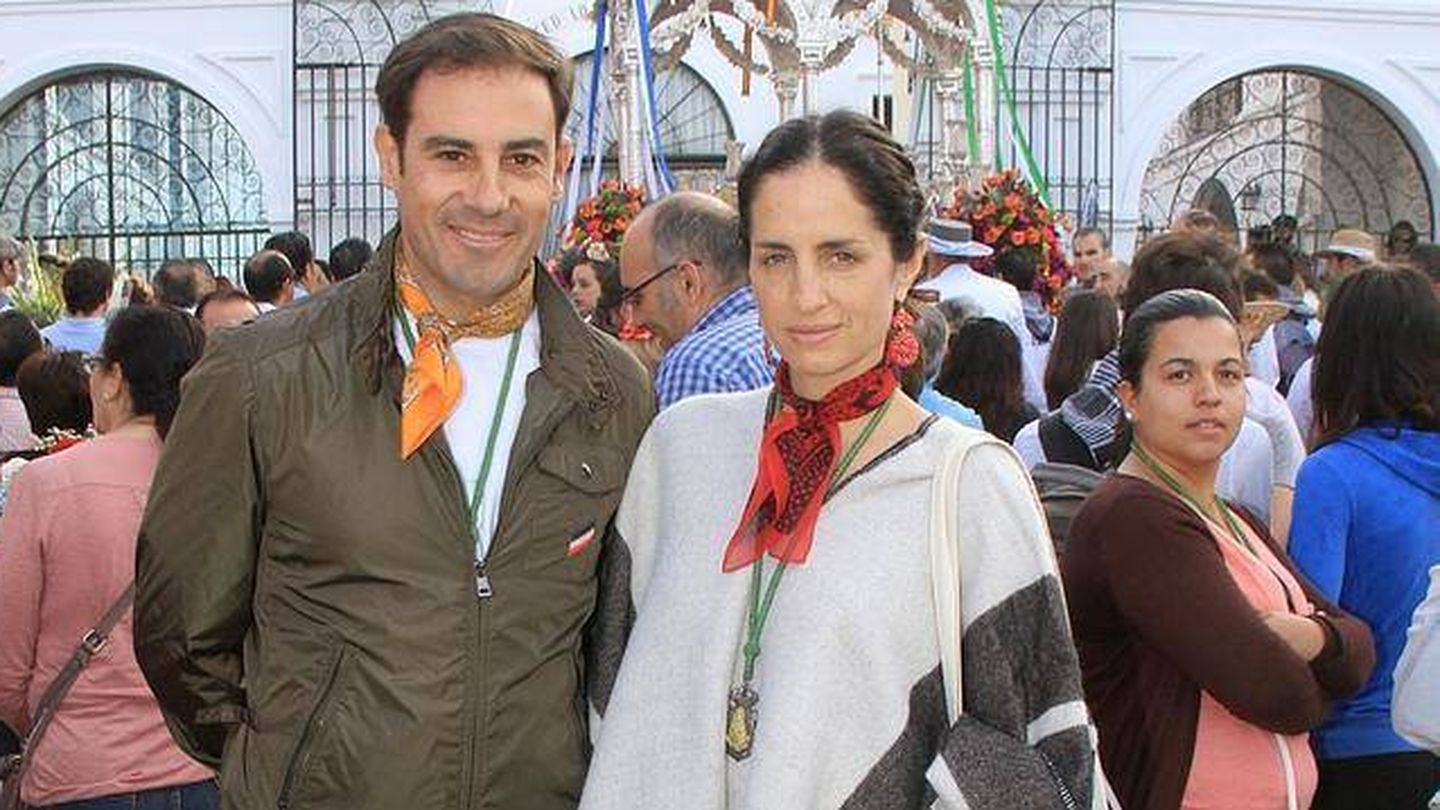 Miguel Báez y la hija de Carolina Herrera en El Rocío. (Gtres)