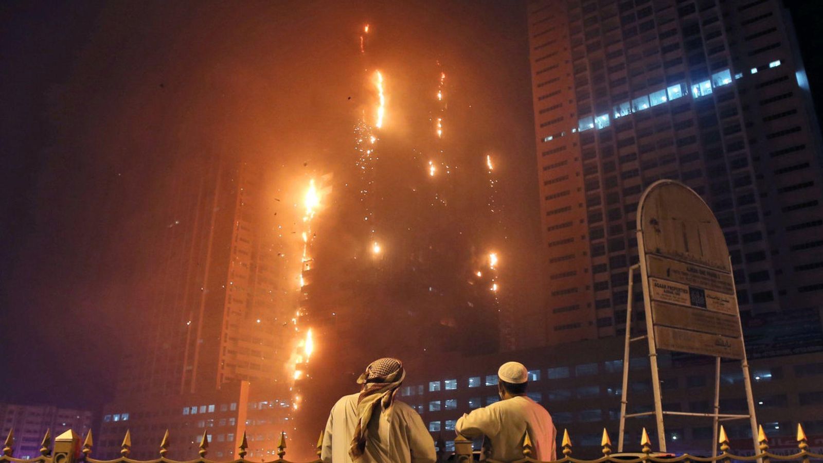 Foto: Las llamas devoran un edificio de los Emiratos Árabes Unidos