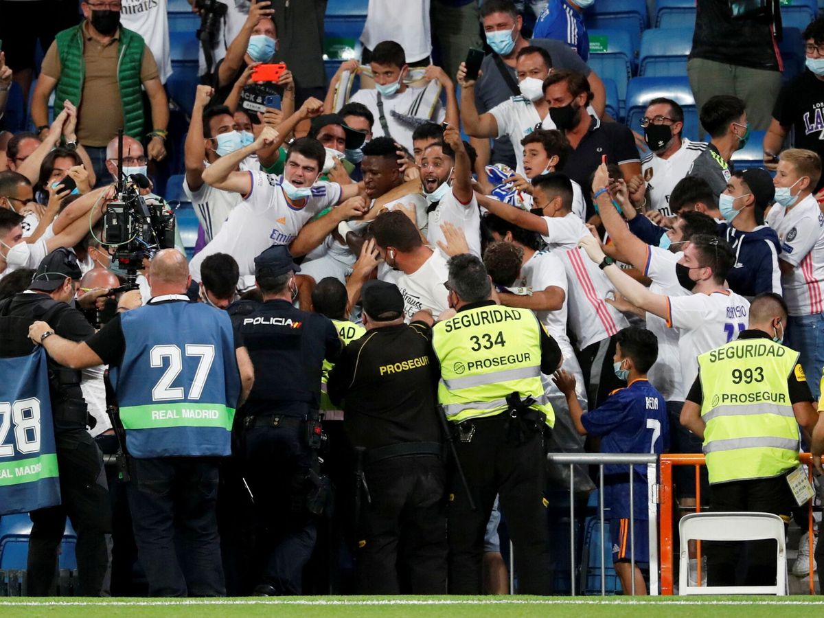 Foto: Vinícius, celebrando el gol con los aficionados. (Reuters)