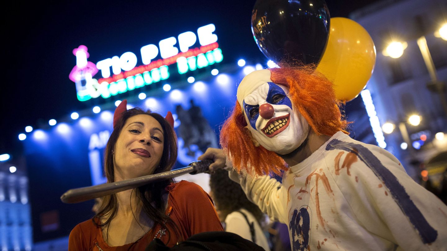 Una pareja celebra Halloween en la madrileña Puerta del Sol. (EFE/Luca Piergiovanni)