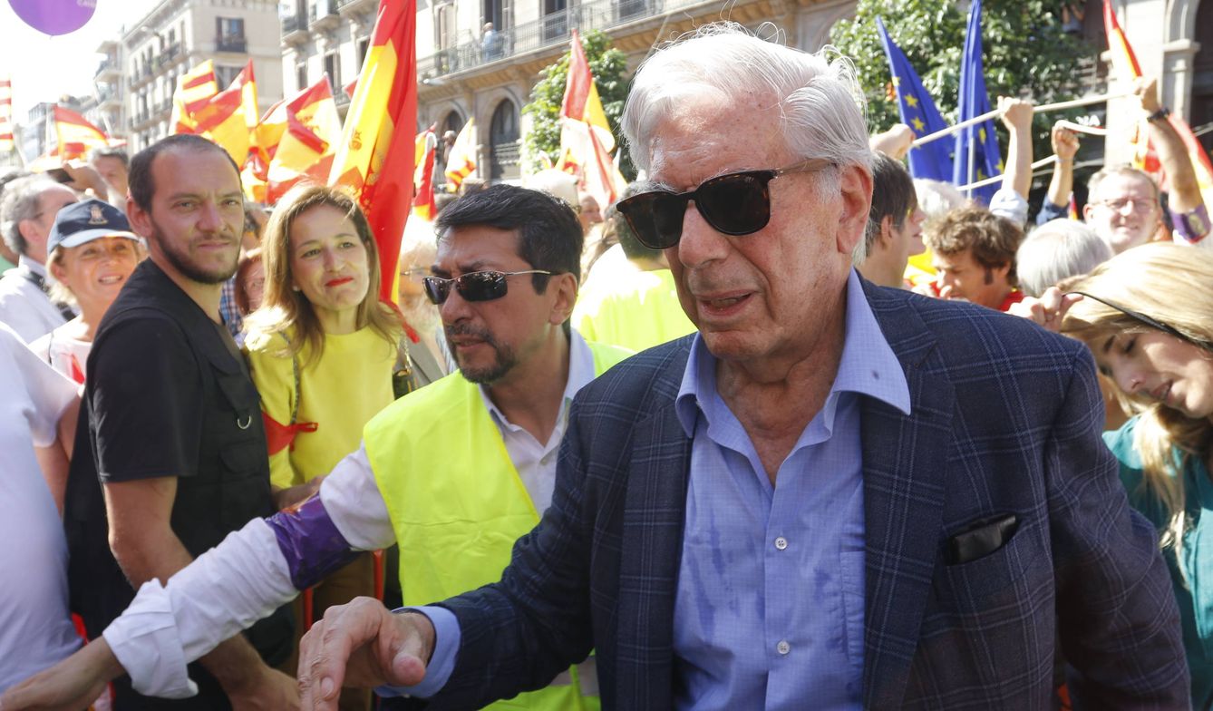 El premio Nobel Mario Vargas Llosa en la manifestación de Barcelona. (Gtres)