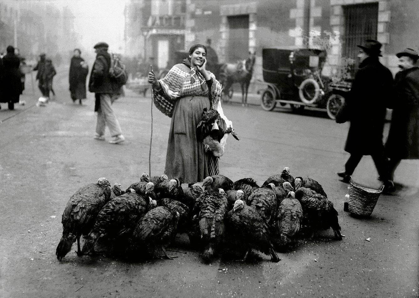Una vendedora de pavos en Madrid en 1922. (Alfonso/Vegap)
