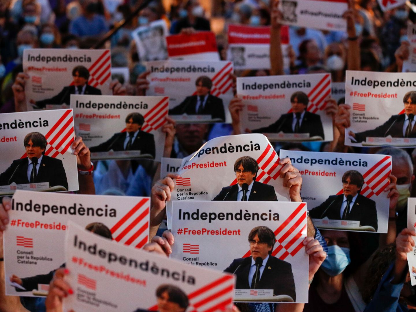 Manifestación a favor del 'expresident' Carles Puigdemont. (Reuters)