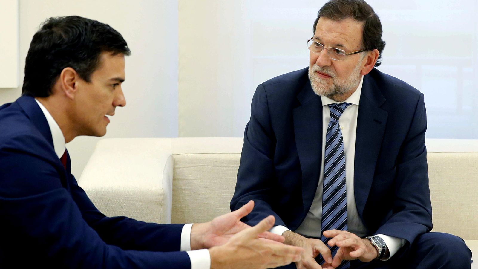 Foto: El presidente del Gobierno en funciones, Mariano Rajoy (d), y el secretario general del PSOE, Pedro Sánchez. (EFE)