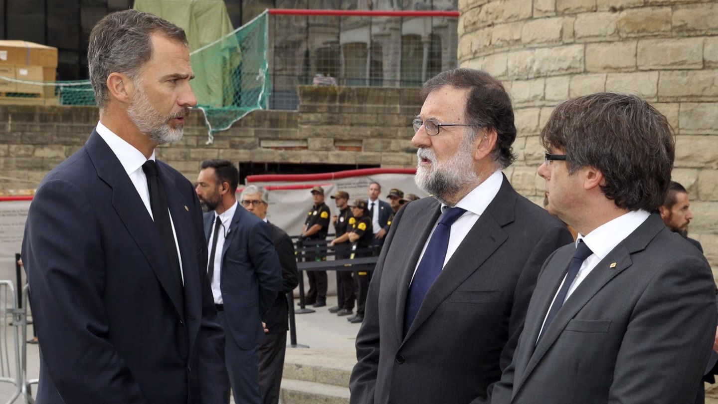 Felipe VI habla con Mariano Rajoy y Carles Puigdemont. (EFE)
