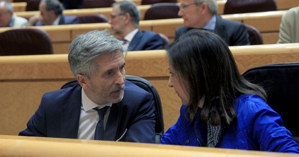 Foto: La ministra de Defensa, Margarita Robles (d), conversa con el ministro del Interior, Fernando Grande-Marlaska (i) en el Senado este martes. (EFE)
