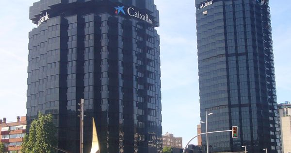 Foto: Torre de La Caixa, sede principal de la caja de ahorros en Barcelona. (Jordiferrer, Wikimedia Commons)