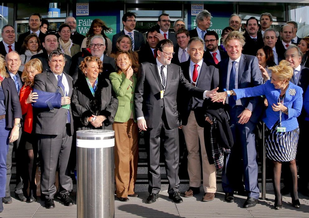 Foto: Foto de grupo en la reunión del Partido Popular Europeo en la que Rajoy saluda a la diputada Carmen Quintanilla (Efe)