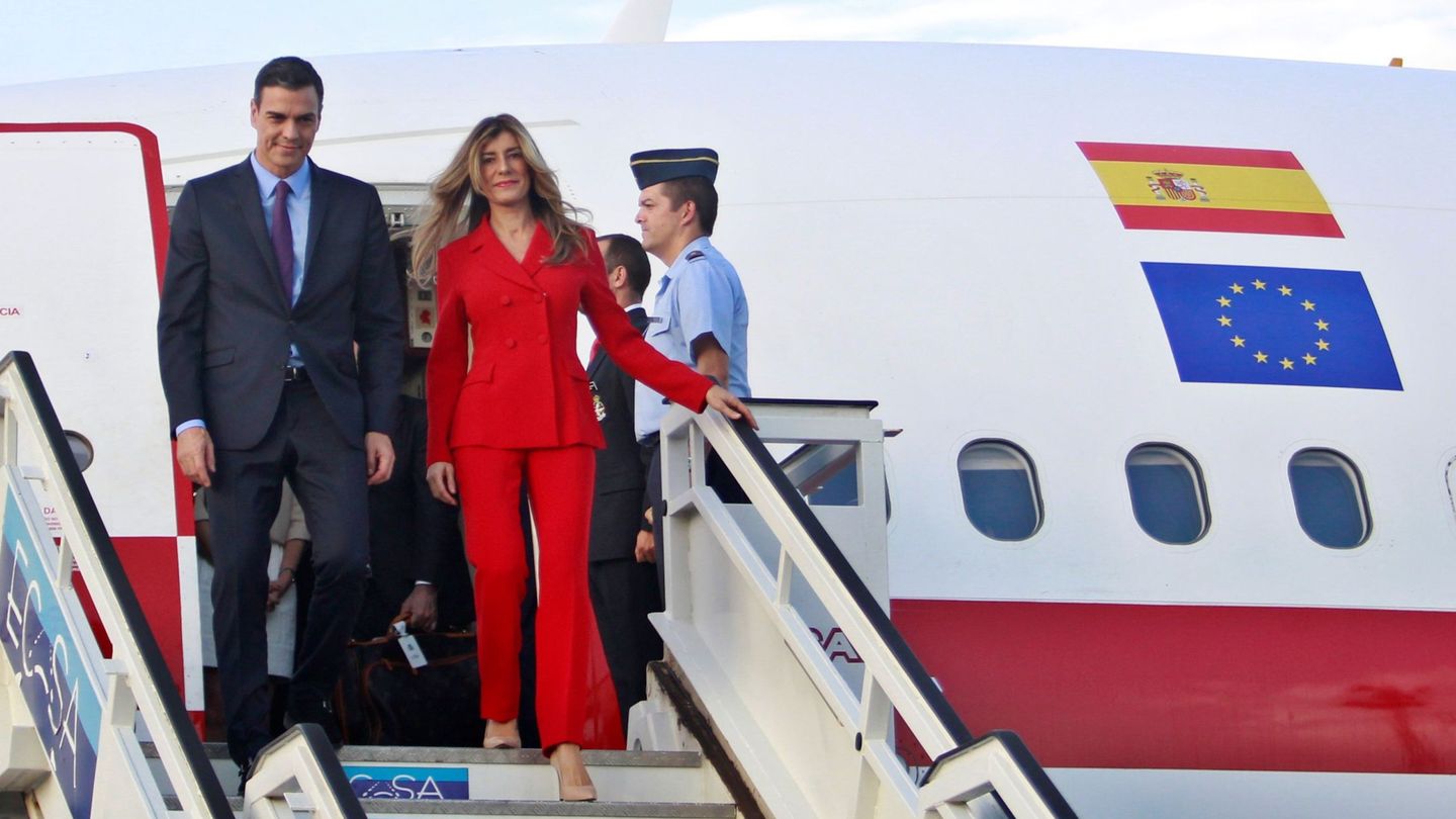 Pedro Sánchez, y su esposa, Begoña Gómez (d), descienden del avión presidencial a su llegada a La Habana, este 22 de noviembre. (EFE)