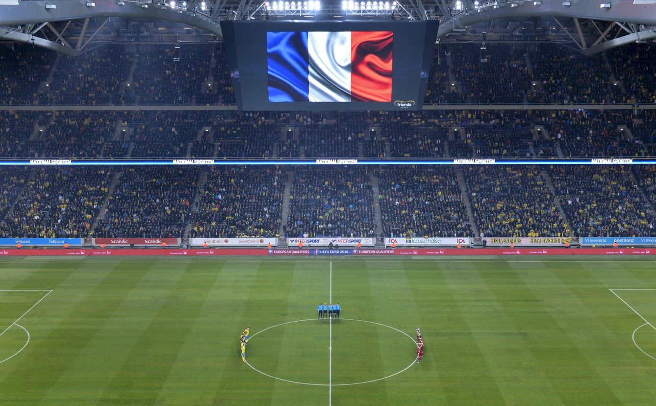 Minuto de silencio en el partido que enfrentó a Suecia y Dinamarca. (EFE/Marcus Ericsson)